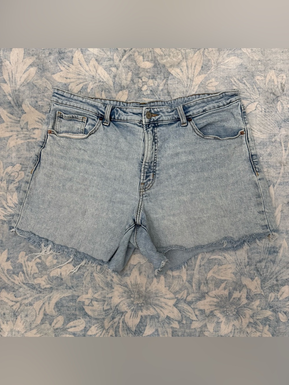 Old Navy women’s o.g lose high rise Light Wash Denim Cutoff Shorts size 16